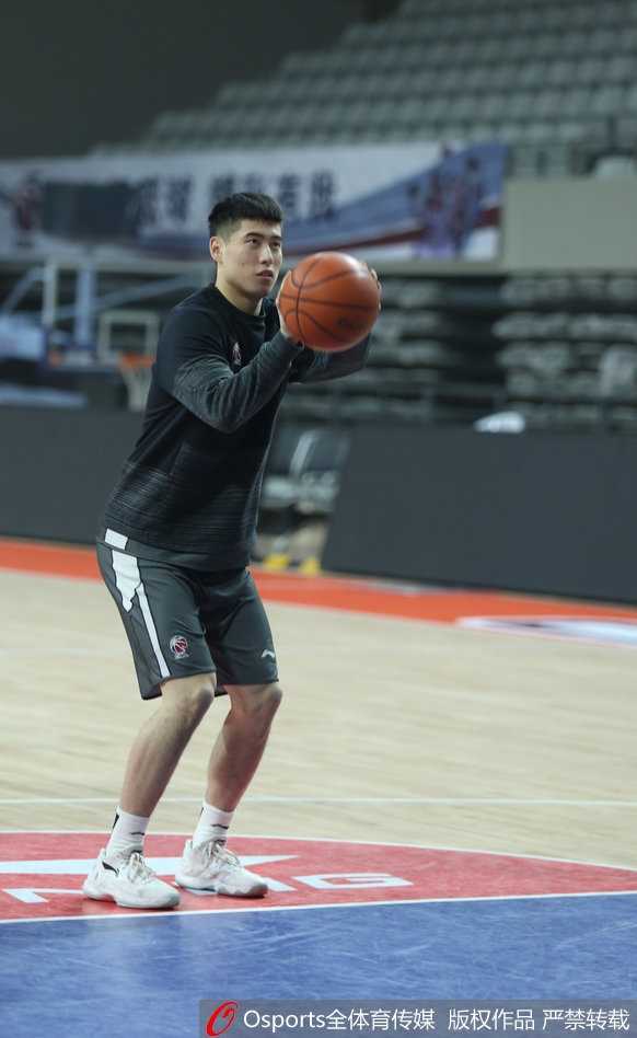 寒冬淬火志愈坚:浙江稠州银行蓄力激战正酣 威姆斯运球疾速推进,如同银色闪电撕破防线,他的眼神坚定地望向前场,寻找着致命一传的机会。