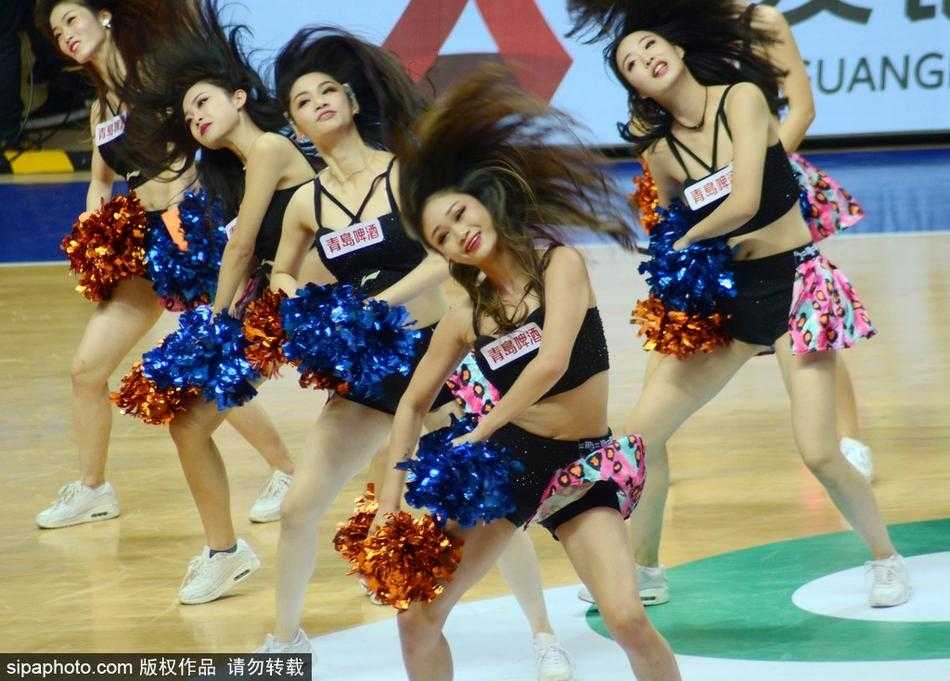 寒冬热舞难救主:源深体育馆里的篮球宝贝与一场惜败 伴随着劲爆的嘻哈节奏,拉拉宝贝们在场地中央忘情热舞,飞扬的发丝和动感的舞步与看台上密密麻麻的球迷形成呼应,她们就是球场氛围的催化剂,将现场热度一次次推向高潮。