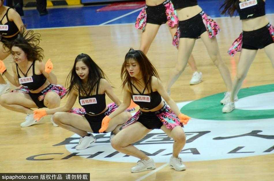 寒冬热舞难救主:源深体育馆里的篮球宝贝与一场惜败 赛后,空旷的球场中央只剩下拉拉队还在进行最后的收尾工作,她们围成一圈加油打气。大屏幕上比分刺眼,但这些女孩的背影却显得坚韧而挺拔,期待下一场卷土重来。