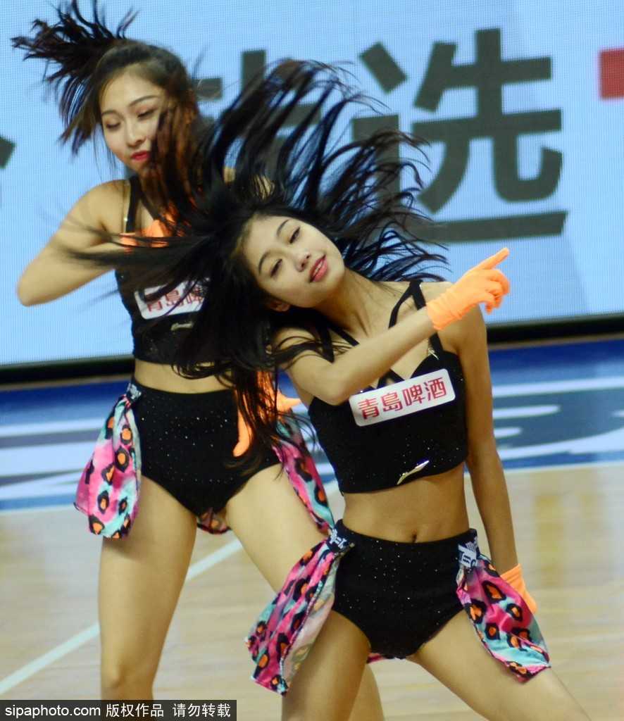 寒冬热舞难救主:源深体育馆里的篮球宝贝与一场惜败 尽管比赛结果不尽如人意,但拉拉宝贝们依然保持着高度的职业素养,她们面带微笑向看台上的观众鞠躬致意,感谢他们在寒冬中的一路相随,这一幕温情脉脉。