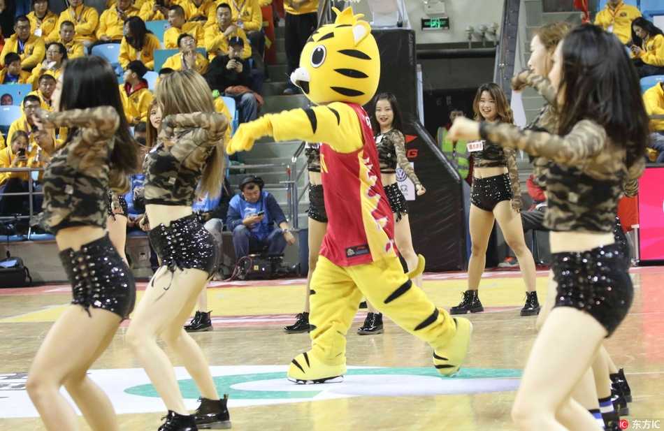 顽皮的球队吉祥物突然闯入场地中央，与正在热舞的啦啦宝贝们形成有趣互动，这一突如其来的即兴表演让现场观众忍俊不禁。