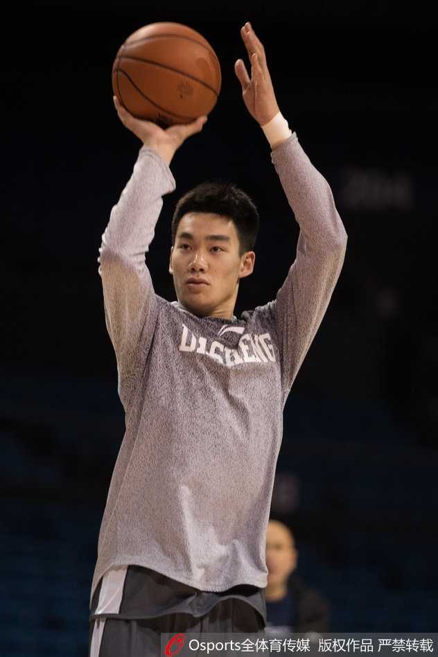 寒冬砺剑南京同曦埋头苦练静待季后赛门票冲刺 训练结束后的拉伸放松,队员们肩并肩围坐在一起,虽然身体疲惫,但团结一心的氛围让这个寒冷的冬夜充满温暖。