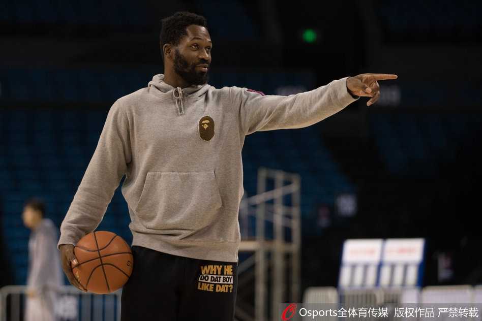 寒冬砺剑南京同曦埋头苦练静待季后赛门票冲刺 冯欣掌控着全队的进攻节奏,他犀利的突破分球撕开了模拟防守的缺口,队友接球后稳稳命中远投。