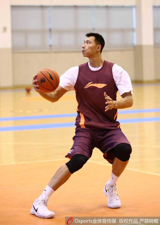 寒冬腊月挥汗如雨,易建联率广东宏远全神贯注冲刺常规赛 年轻后卫胡明轩眼神清澈而坚定,他快速运球穿越障碍,灵动的身姿预示着广东后场的未来潜力。