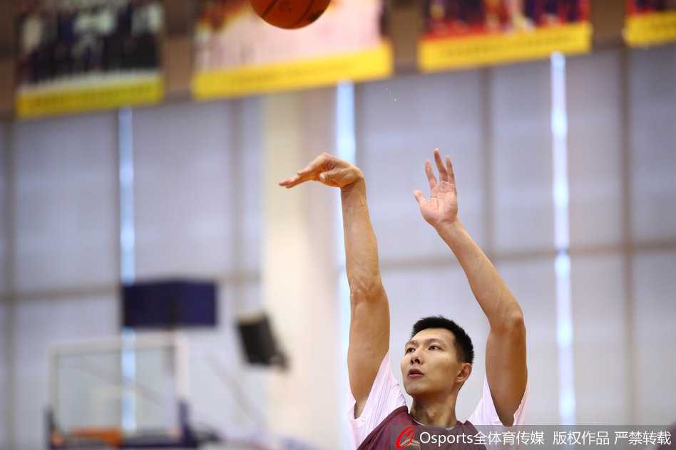 寒冬腊月挥汗如雨,易建联率广东宏远全神贯注冲刺常规赛 主帅尤纳斯双手抄兜在场边若有所思,眼神深邃地盯着战术板,仿佛正在绘制克敌制胜的蓝图。