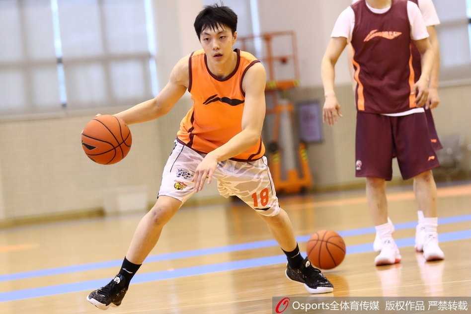 寒冬腊月挥汗如雨,易建联率广东宏远全神贯注冲刺常规赛 宏远灵魂易建联在训练中目光如炬,专注瞄准篮筐,每一次出手都透着杀气与自信。