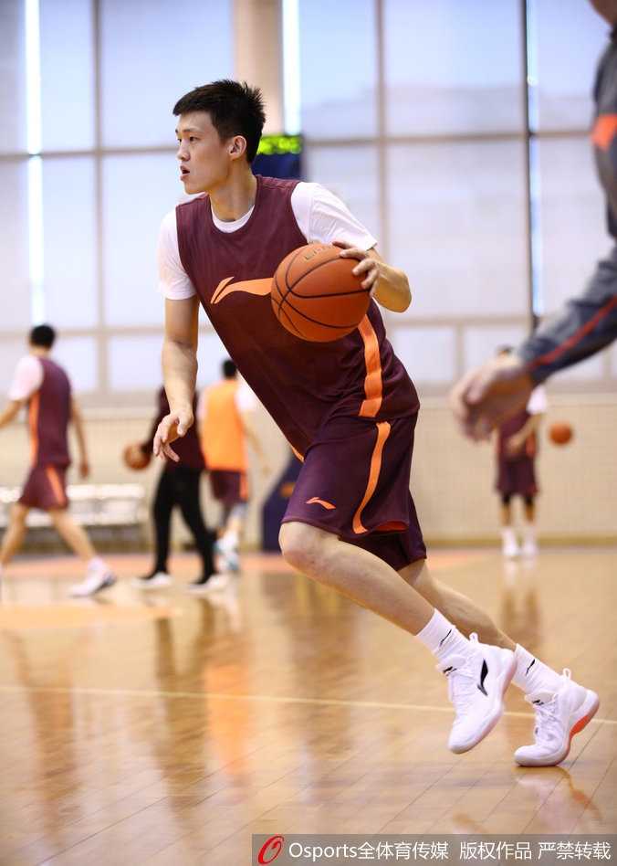 寒冬腊月挥汗如雨,易建联率广东宏远全神贯注冲刺常规赛 周鹏在训练对抗中表情刚毅,肌肉线条紧绷,他用强悍的防守向对手宣告这道防线难以逾越。
