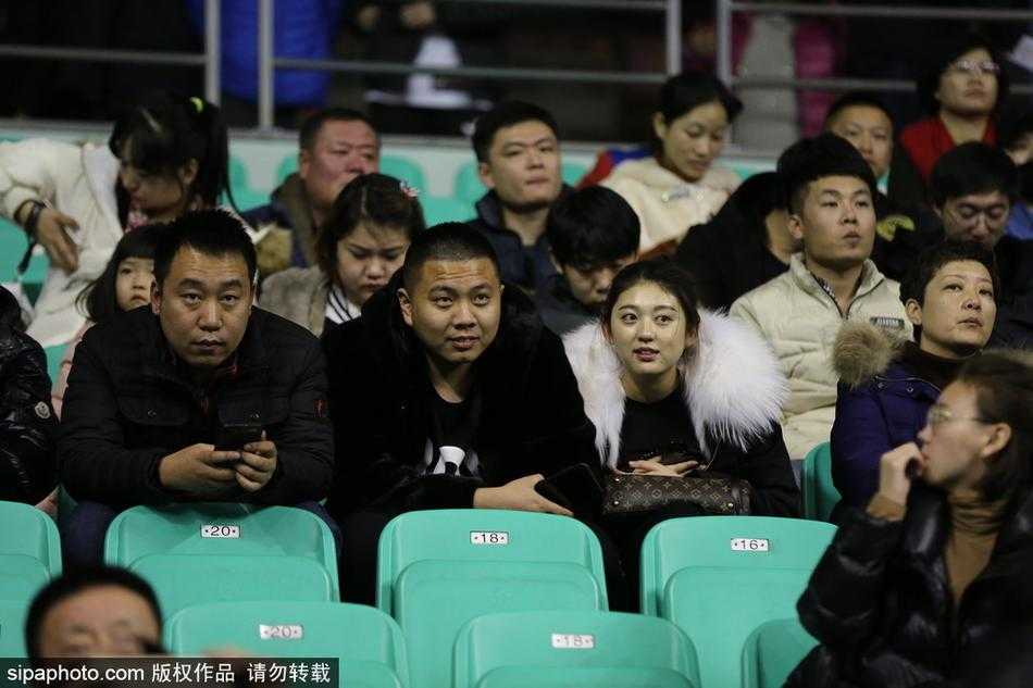 寒冬貂绒助威,辽宁本溪主场球迷彰显豪迈真情 几位球迷在体育馆通道内合影留念,他们身上的貂绒大衣各不相同,但脸上都带着同样满足而自豪的微笑,为这场精彩的胜利留下永恒的瞬间。