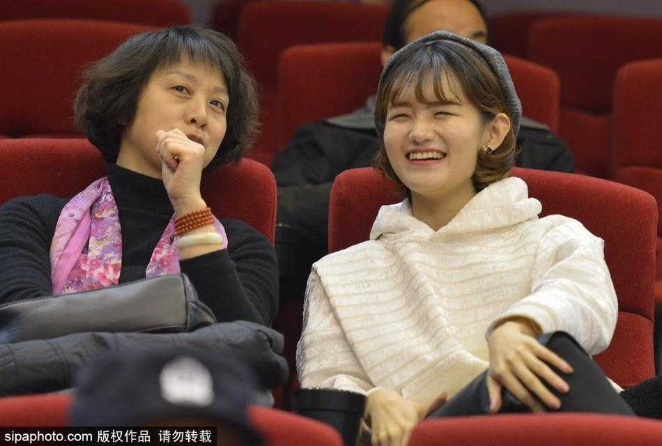 寒冬里的一抹亮色:美女球迷助阵,见证山东高速加时复仇广厦 寒夜抵挡不住热情,一位身穿白色外套的山东美女球迷在加时赛关键时刻紧张起身,目光紧紧锁定场上的每一次攻防。