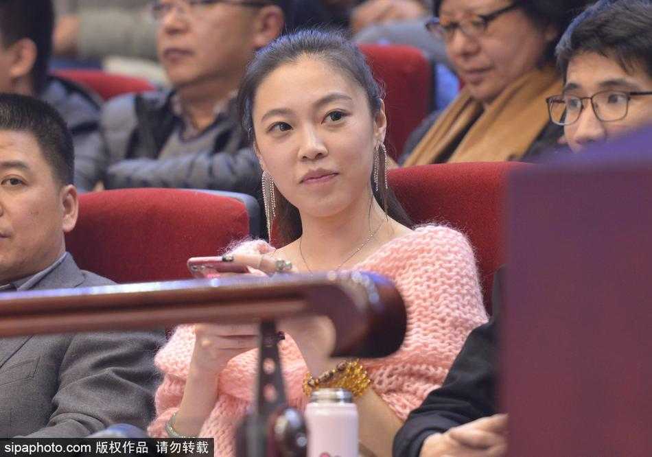 寒冬里的一抹亮色:美女球迷助阵,见证山东高速加时复仇广厦 一位戴着黑框眼镜的知性美女球迷,脸颊上贴着山东队贴纸,她托腮凝望球场,眼神中充满了对主队取胜的渴望。