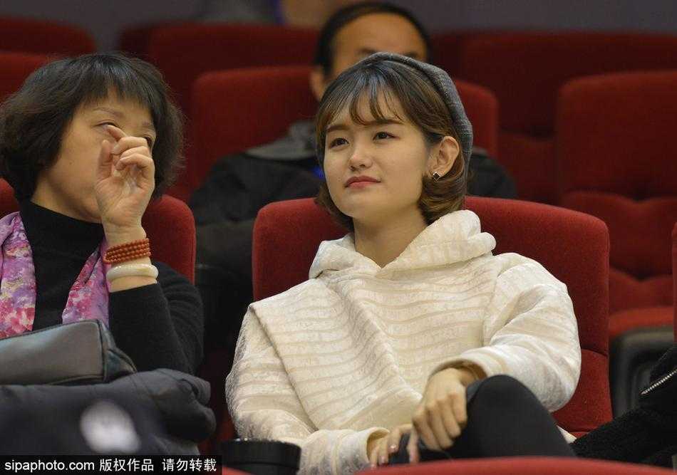 寒冬里的一抹亮色:美女球迷助阵,见证山东高速加时复仇广厦 比赛进入白热化,这位气质优雅的美女球迷全神贯注,仿佛周围的喧嚣都已静止,她的世界里只剩下那颗决定胜负的篮球。