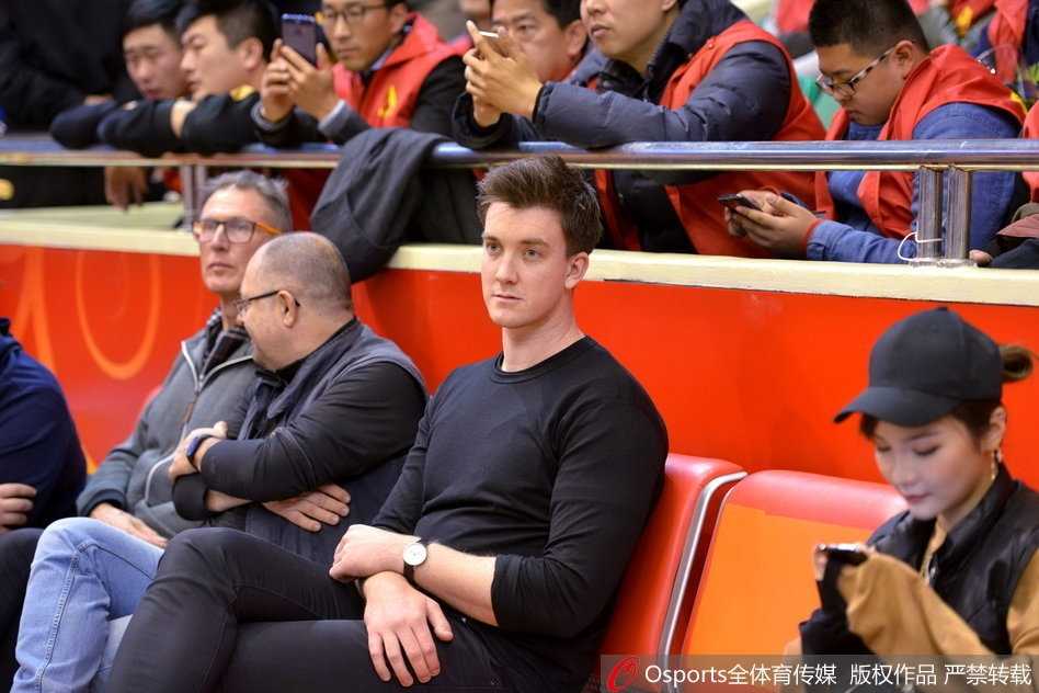 寒冬里的一抹亮色:美女球迷助阵,见证山东高速加时复仇广厦 比赛结束后,这位戴眼镜的美女球迷依然难掩激动之情,她面带微笑看向镜头,眼中闪烁着对山东男篮未来的无限憧憬。