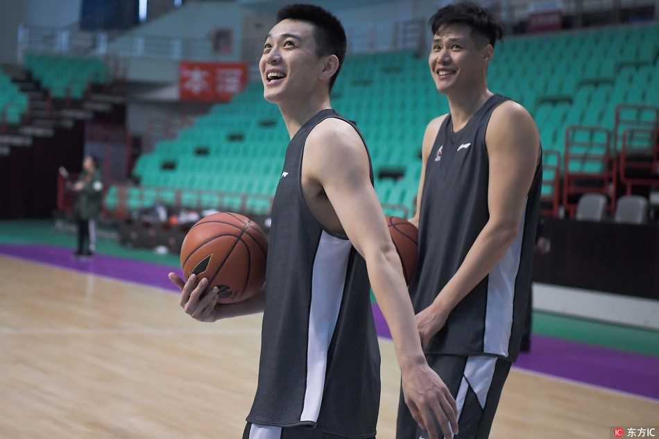 郭士强指导双手抱胸，眉头紧锁地观察着战术跑位，他手中的战术板不仅画着下一场的攻防，更画着辽篮几代人未竟的冠军梦。