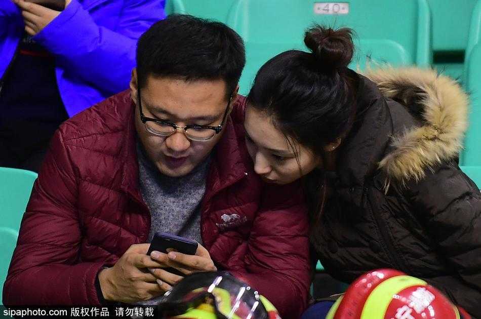 最后的画面定格在两人相视而笑的一瞬，男生宠溺地看着女友，女孩的笑容比体育馆的灯光还要灿烂，背景里辽宁男篮的队徽若隐若现，仿佛也在祝福这对有情人。