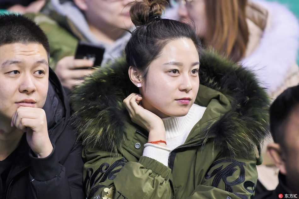 寒冬里的火热激情:美女球迷助威辽宁主场大胜四川 一位身着时尚白色外套的冷艳美女,安静地坐在看台上,身后是沸腾的人群,她的眼神中带着一丝对比赛胜负的淡然,更享受这冬日里的篮球之夜。