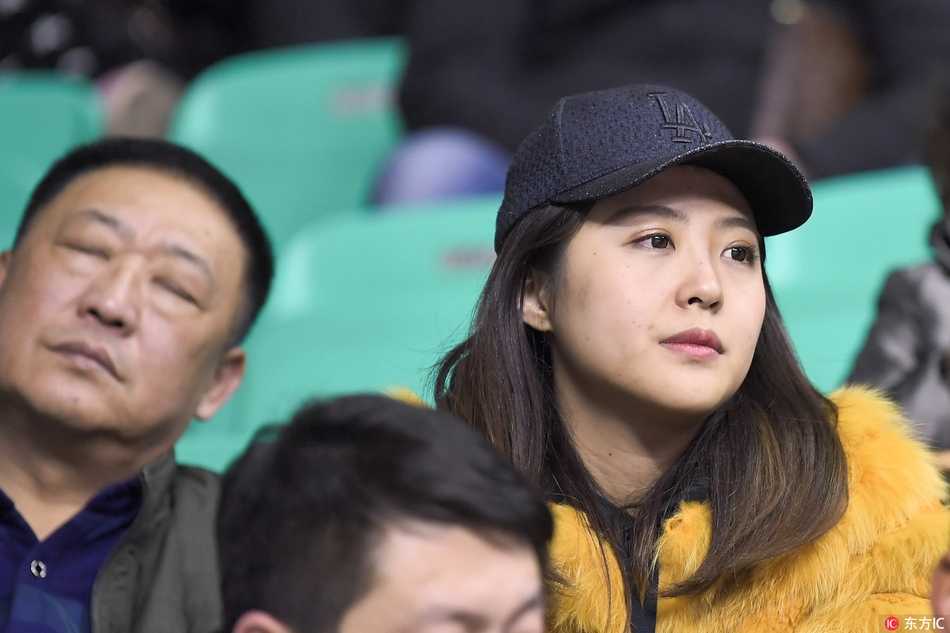 寒冬里的火热激情:美女球迷助威辽宁主场大胜四川 比赛结束后,一位美女球迷举起手机,脸上洋溢着胜利的喜悦,想要记录下这属于辽宁男篮的大比分狂胜之夜,将快乐分享给朋友。