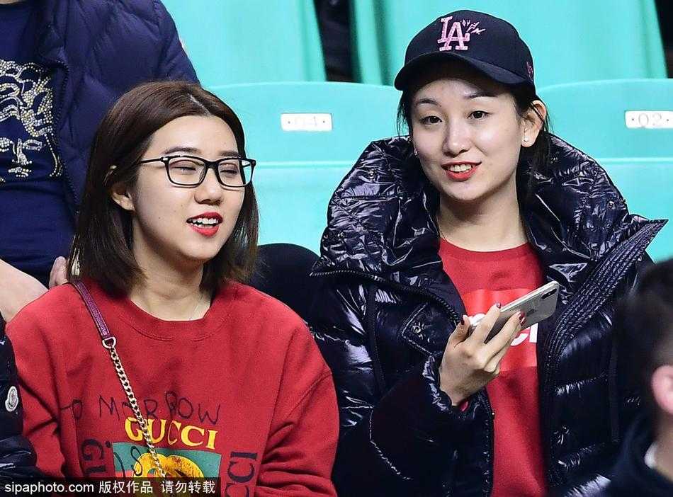 寒冬里的炽热风景线,回眸 CBA 赛场上的那些美女球迷 比赛进入白热化阶段,这位戴着可爱发卡的女生紧张地注视着球场,她的双手不自觉地放在嘴边,眼神中流露出难以掩饰的担忧和期盼,仿佛在用无声的力量为场上拼搏的球员们加油。