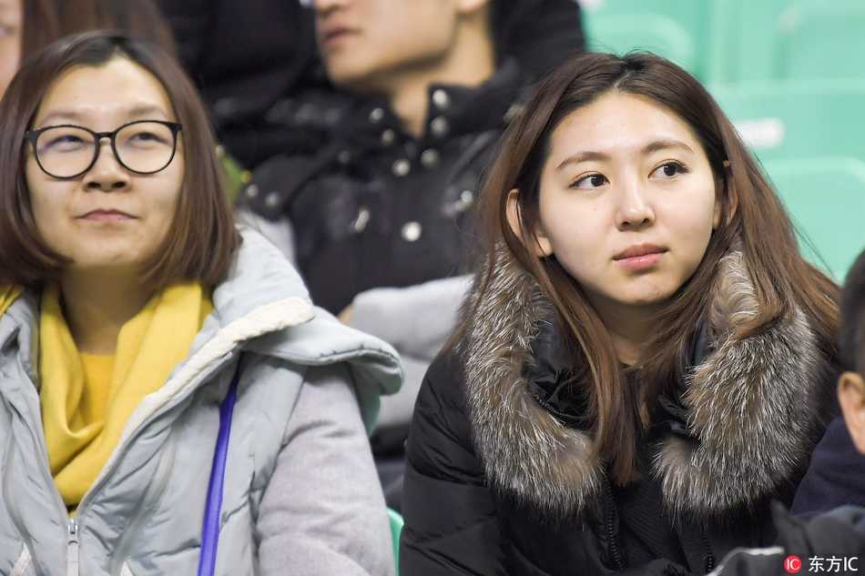 寒冬里的篮球火:本溪主场那些为爱痴狂的美女球迷 一位戴着圆框眼镜的文艺女球迷,在喧闹的看台上托腮凝望赛场,眼神中充满了对偶像的期待与专注。