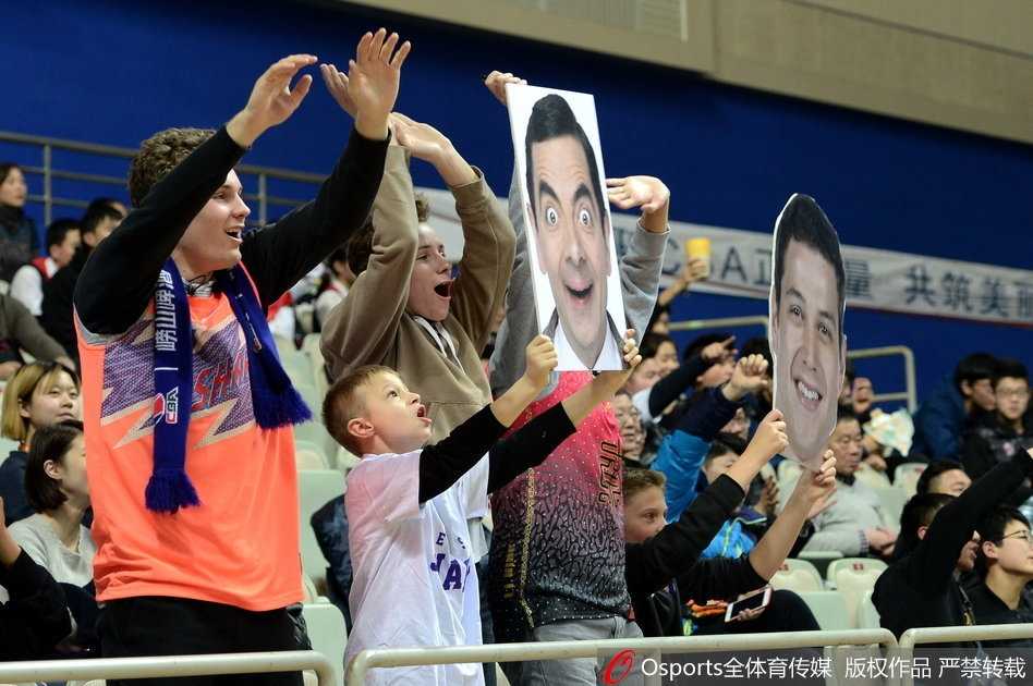 寒冬里的足球热情:精彩对抗瞬间记录 主教练在场边大声指挥,手臂奋力挥动,眼神坚定,传递着不容置疑的战术意图。