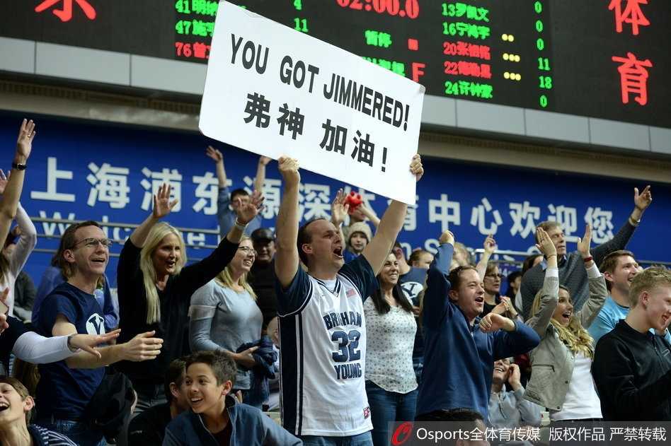 寒冬里的足球热情:精彩对抗瞬间记录 进球后球员激情滑跪庆祝,身后留下一道草痕,队友们飞奔而来拥抱在一起,场面热烈感人。