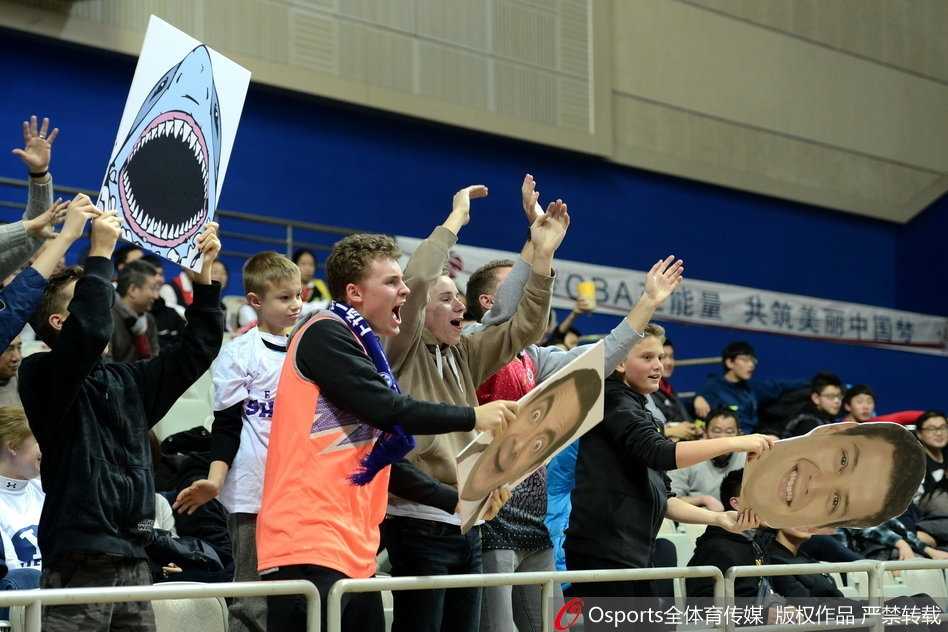 寒冬里的足球热情:精彩对抗瞬间记录 禁区内争顶瞬间,两名球员高高跃起,肌肉紧绷,争夺球权,画面充满力量与斗志。