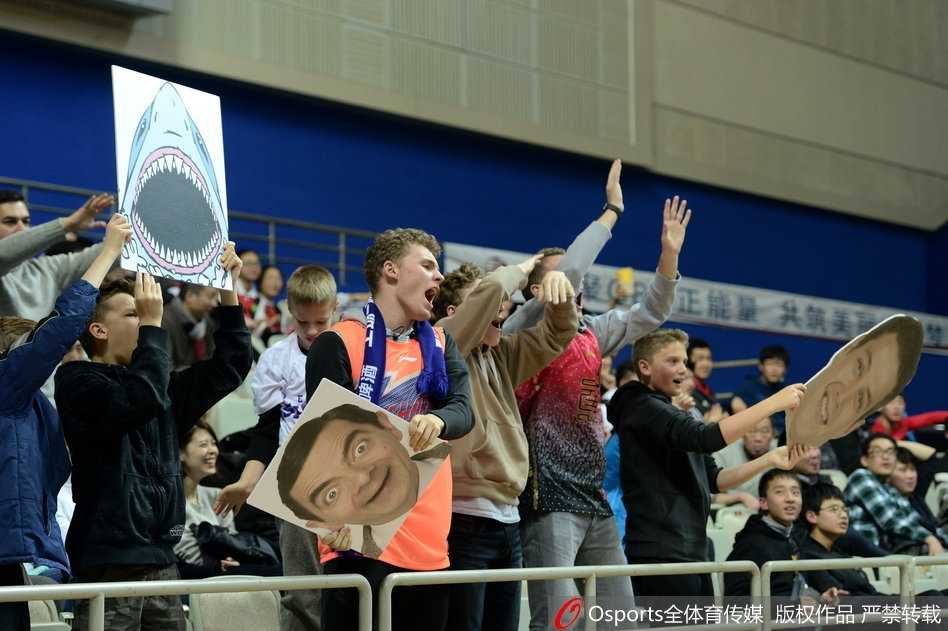 寒冬里的足球热情:精彩对抗瞬间记录 门将做出极限扑救,身体横在空中,指尖将必进球托出横梁,力保球门不失的瞬间充满张力。