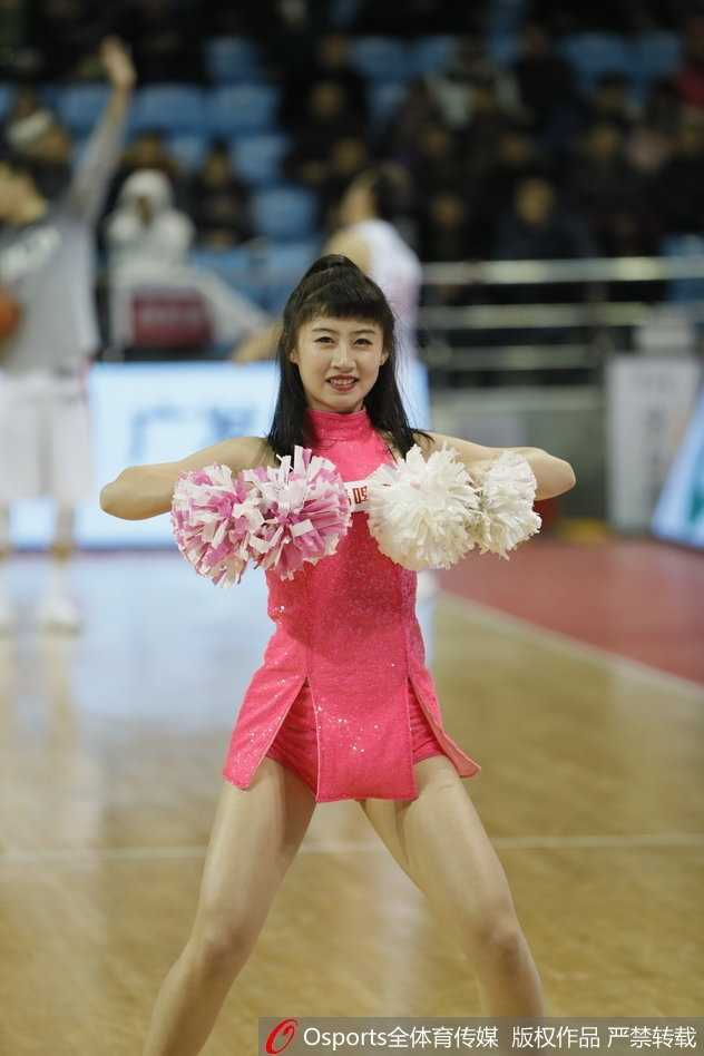 寒夜中的一团火:吉林篮球宝贝演绎冰与火之歌,东北虎主场激战大鲨鱼 长发飘飘的篮球宝贝回眸一笑,紧身热裤勾勒出修长美腿,在赛场灯光下格外耀眼