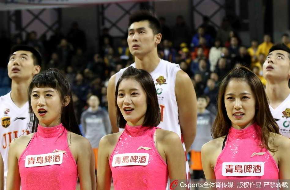 寒夜中的一团火:吉林篮球宝贝演绎冰与火之歌,东北虎主场激战大鲨鱼 镜头拉近,宝贝们面带灿烂笑容,整齐地挥舞着手中的彩球,将赛场气氛推向高潮