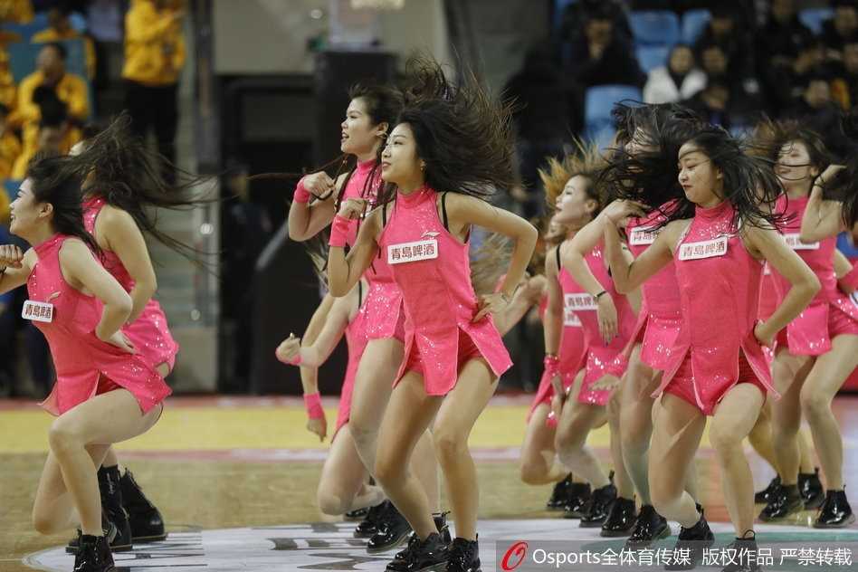 寒夜中的一团火:吉林篮球宝贝演绎冰与火之歌,东北虎主场激战大鲨鱼 舞蹈结束后,宝贝们面向观众挥手致意,挺拔的身姿和自信的笑容成为球场最靓丽的风景线