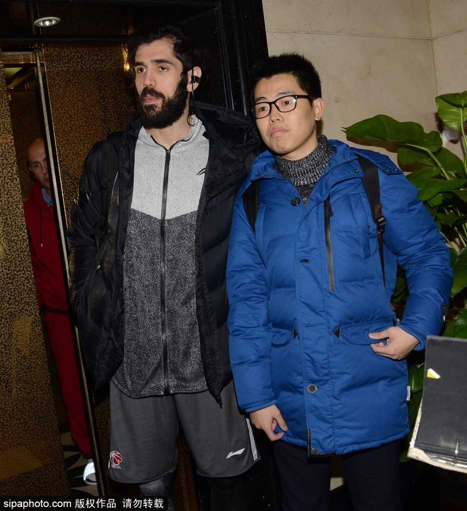 在同曦队的大巴车旁，几位年轻球员被粉丝层层包围，他们手不停歇地在一件件T恤和海报上签名，背景里酒店的金色灯光与球迷手机的闪光灯交织成一片，勾勒出赛前最火热的图景。