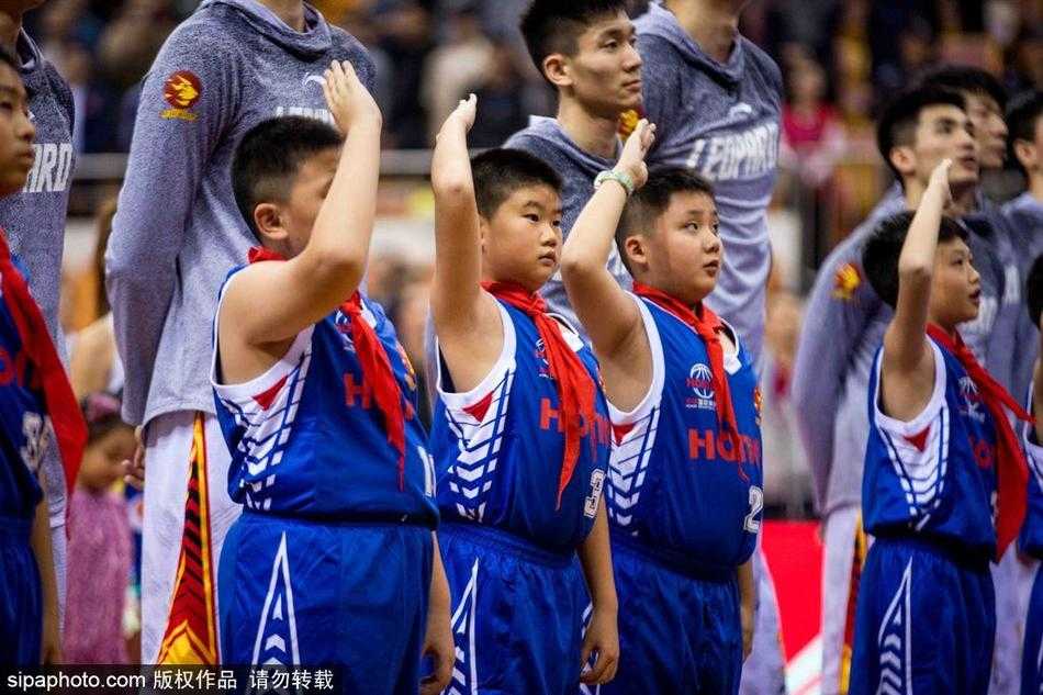 小小少年闯入CBA赛场,专注眼神抢镜成最萌风景线 身穿白色球衣的稚嫩篮球少年,在热烈的赛场氛围中,双手紧握篮球,眼神坚定地望向场内,仿佛下一秒就要上场冲锋陷阵。