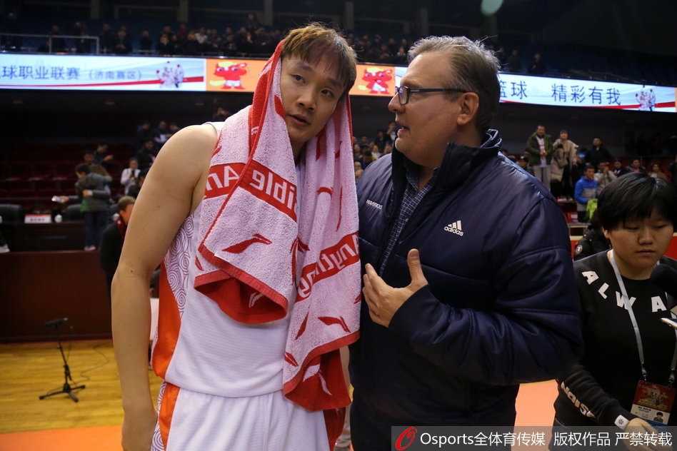 小牛总经理亲临济南,与大郅小丁共叙中国篮球情缘 满头银发的小尼尔森与西装革履的王治郅紧紧相拥,大郅笑得眯起了眼,仿佛回到了十六年前初到达拉斯时的青葱岁月。