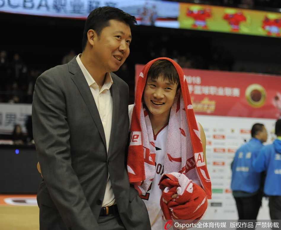 小牛总经理亲临济南,与大郅小丁共叙中国篮球情缘 丁彦雨航俯身凑近小尼尔森,双手撑膝认真倾听,小尼尔森则用手比划着,像是在面授机宜,指点着这位年轻人的未来之路。