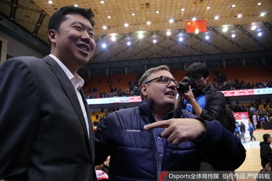 小牛总经理亲临济南,与大郅小丁共叙中国篮球情缘 交流中,小尼尔森对着王治郅开怀大笑,眼角的鱼尾纹里藏满了故事,一旁的翻译也忍俊不禁,被这轻松的气氛感染。