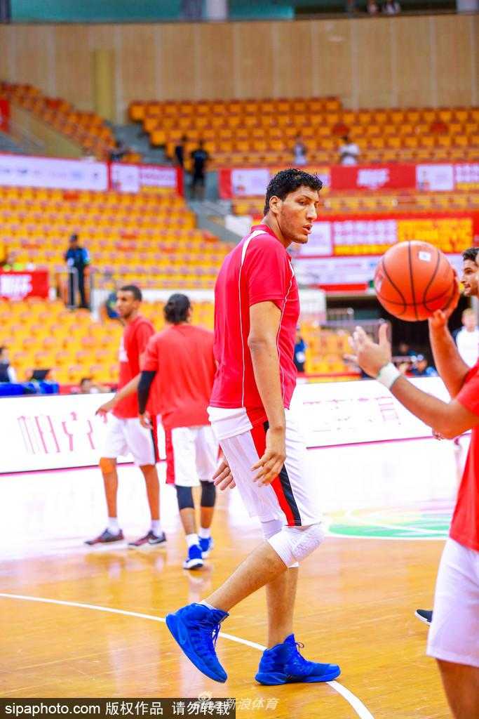 尼罗河畔的来客:埃及男篮激战鹏城斯坦科维奇杯 埃及男篮的队员们正在体能教练的指导下进行赛前拉伸,他们神情专注,身体的每一块肌肉都蓄势待发,仿佛即将奔赴战场的战士。
