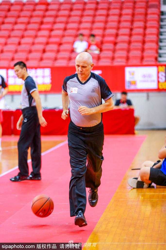 尼罗河畔的来客:埃及男篮激战鹏城斯坦科维奇杯 埃及队核心后卫正持球高速突破,他的眼神凌厉,变向动作干净利落,将防守队员牢牢挡在身后,展现出非洲球队出色的个人技术。