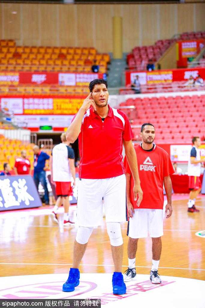 尼罗河畔的来客:埃及男篮激战鹏城斯坦科维奇杯 训练结束后,一名埃及球员独自加练投篮,汗水湿透了他的球衣,皮球在空中划过一道完美的弧线,稳稳落入篮网。