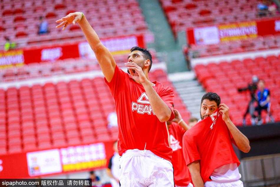 尼罗河畔的来客:埃及男篮激战鹏城斯坦科维奇杯 在教练的战术板前,埃及队球员们围拢在一起,目光紧紧跟随着教练手中的战术笔,认真聆听针对下一场对手的防守部署。