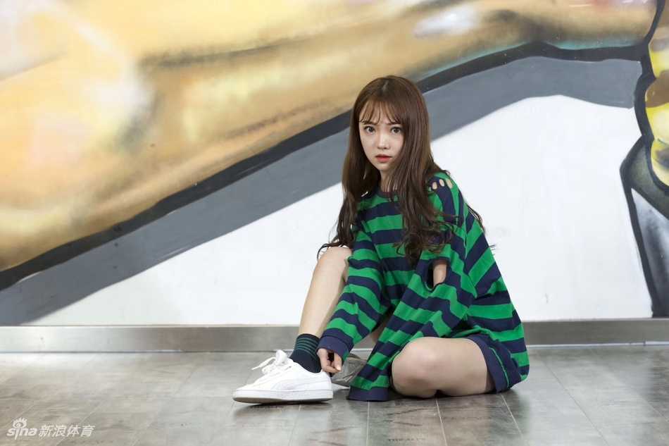 小惠高高跃起，手中花球闪耀出金色光芒，脸上洋溢着灿烂笑容