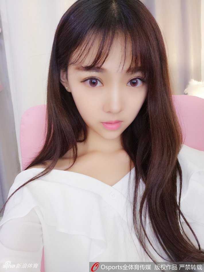 小惠与队友摆出可爱的团队造型，彼此搭着肩膀，展现默契与青春能量