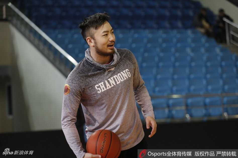 丁彦雨航在训练中双手搂着两名队友的肩膀，三个人对着镜头露出搞怪表情，真像在秀恩爱