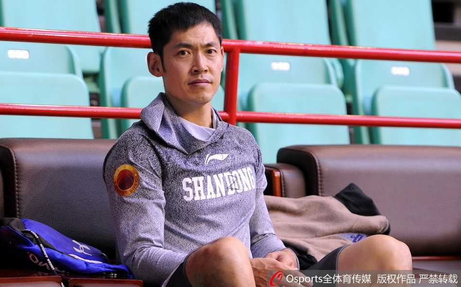 丁彦雨航在教练指导下进行针对性技术练习