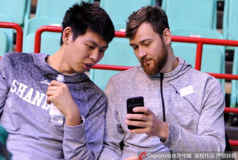 丁彦雨航训练场边喝水休息，神情轻松愉悦