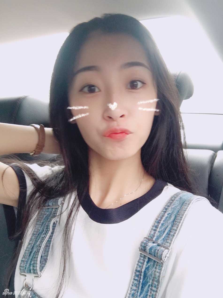 山东男篮VC啦啦队小雯,赛场边那抹明媚的青春力量 后台休息间隙,小雯对镜整理妆容,认真的神情透露出对每一个表演细节的严格要求,敬业精神令人动容。