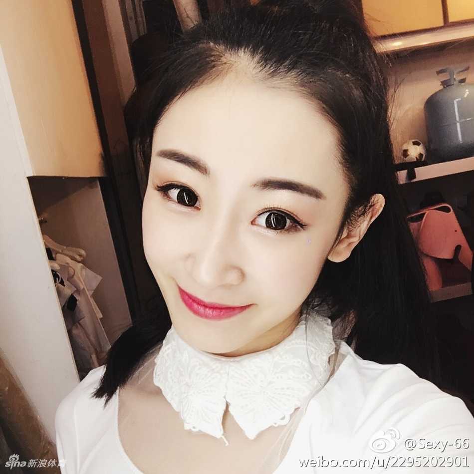 山东男篮VC啦啦队小雯,赛场边那抹明媚的青春力量 镜头特写下的小雯,五官清秀可人,甜美的笑容如同春风一般,让人感受到青春无敌的魅力。