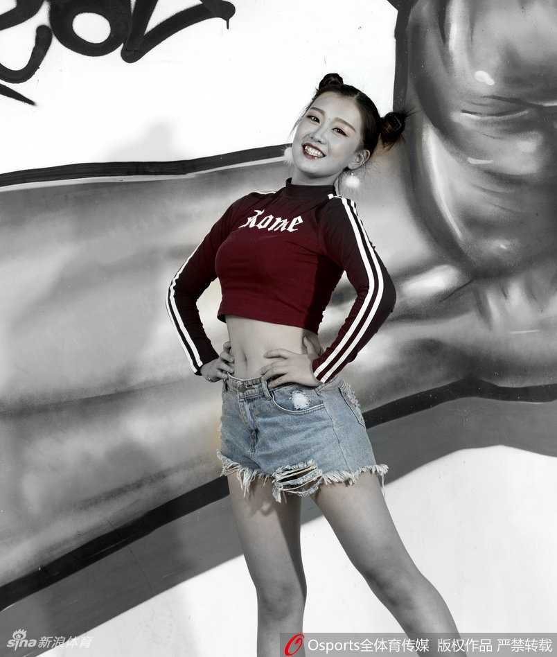 山东男篮啦啦宝贝高雨桐:俏皮发型萌气十足,新人写真惊艳亮相 高雨桐侧身回眸,麻花辫少女感十足,眼神灵动