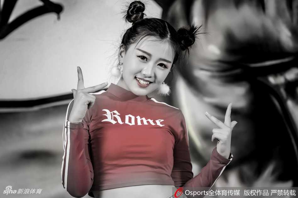 山东男篮啦啦宝贝高雨桐:俏皮发型萌气十足,新人写真惊艳亮相 高雨桐眨眼比心,双马尾辫轻盈跳动,活力四射