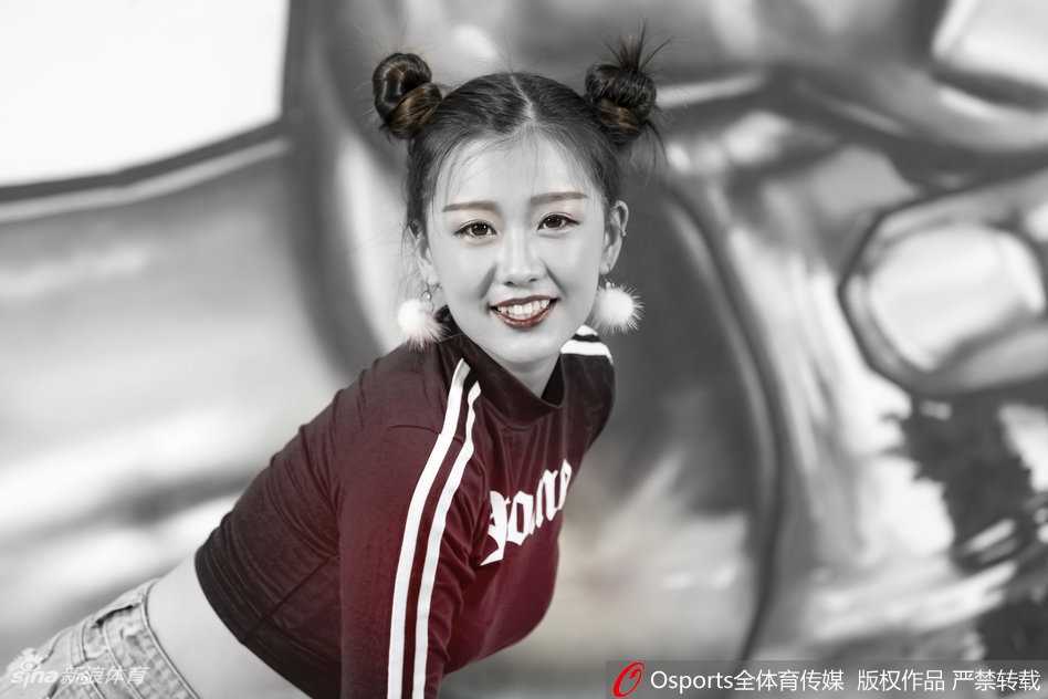山东男篮啦啦宝贝高雨桐:俏皮发型萌气十足,新人写真惊艳亮相 高雨桐手托脸颊,凌乱小辫子透出慵懒萌态