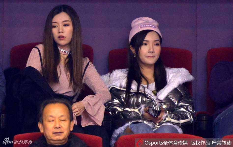 比赛结束后，丁彦雨航女友与睢冉妻子依然坐在看台上，似乎还在回味比赛的精彩瞬间，两人面带微笑，为山东队的大胜感到由衷高兴。