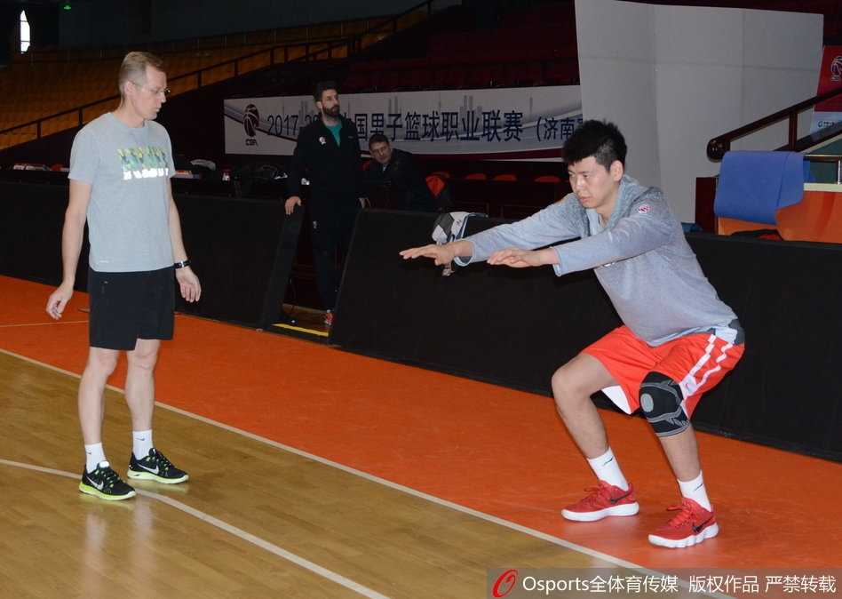 王汝恒运球突破，眼神坚毅如铁，面对防守悍将毫无惧色，展现出核心后卫的担当。